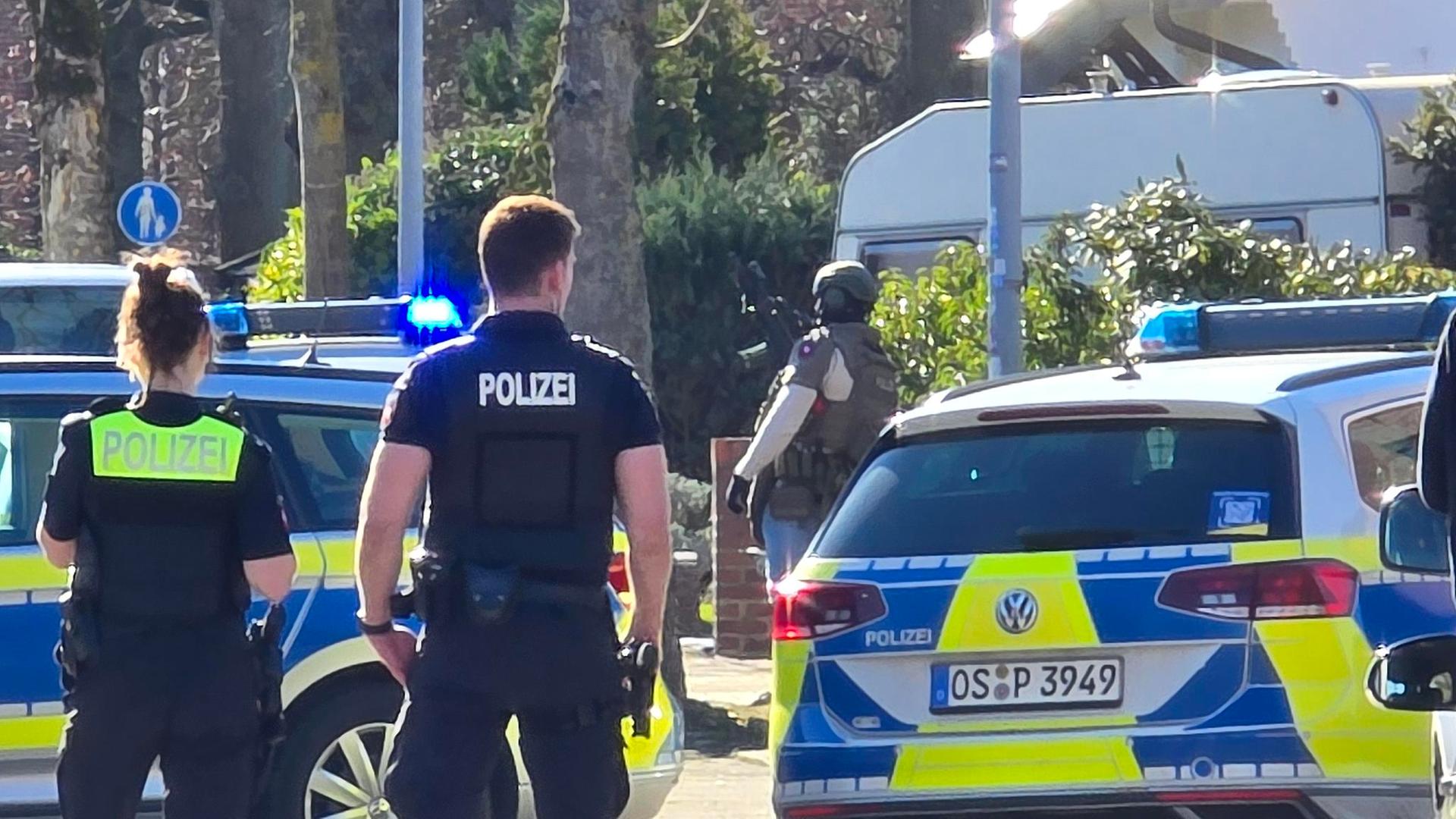 Polizisten in einer Wohnsiedlung in Bramsche nachdem Schüsse gefallen sind.  | Nord-West-Media TV