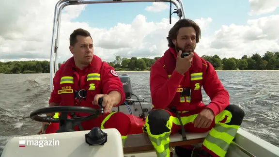 Zwei Rettungsschwimmer auf einem Boot.