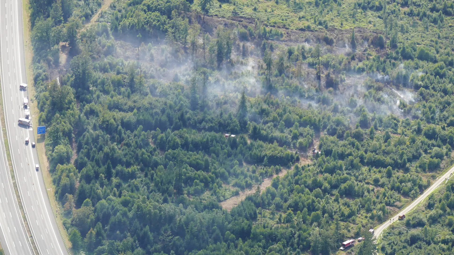 Waldbrand löst Großeinsatz aus: A7 weiterhin gesperrt
