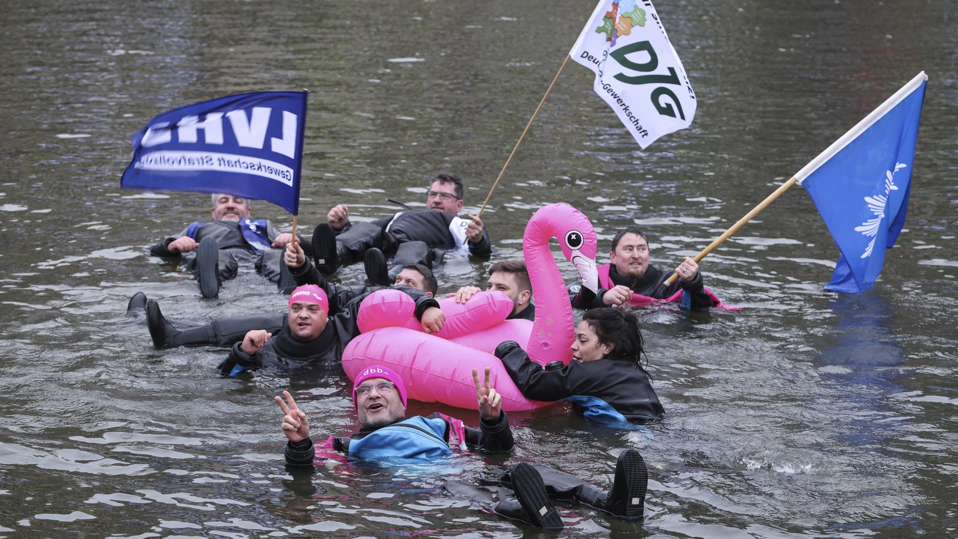 Warnstreik im öffentlichen Dienst: Protestaktion in der Elbe