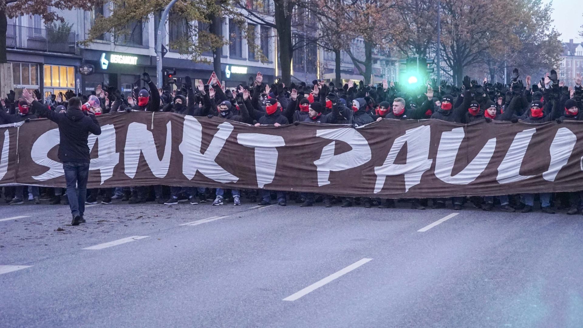 St. Pauli-Fanmarsch und Pro-Palästina-Demo sorgen für Sperrungen in Hamburg