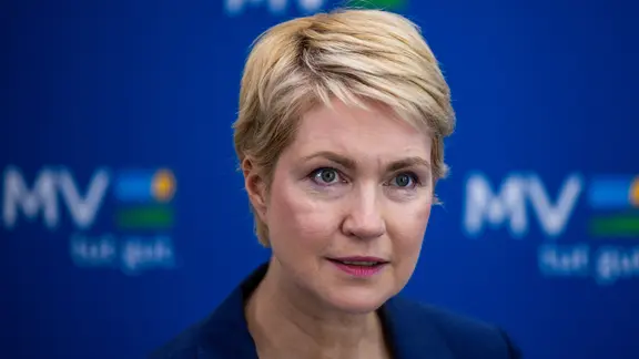 Manuela Schwesig (SPD), Ministerpräsidentin von Mecklenburg-Vorpommern, redet bei einem Pressestatement.