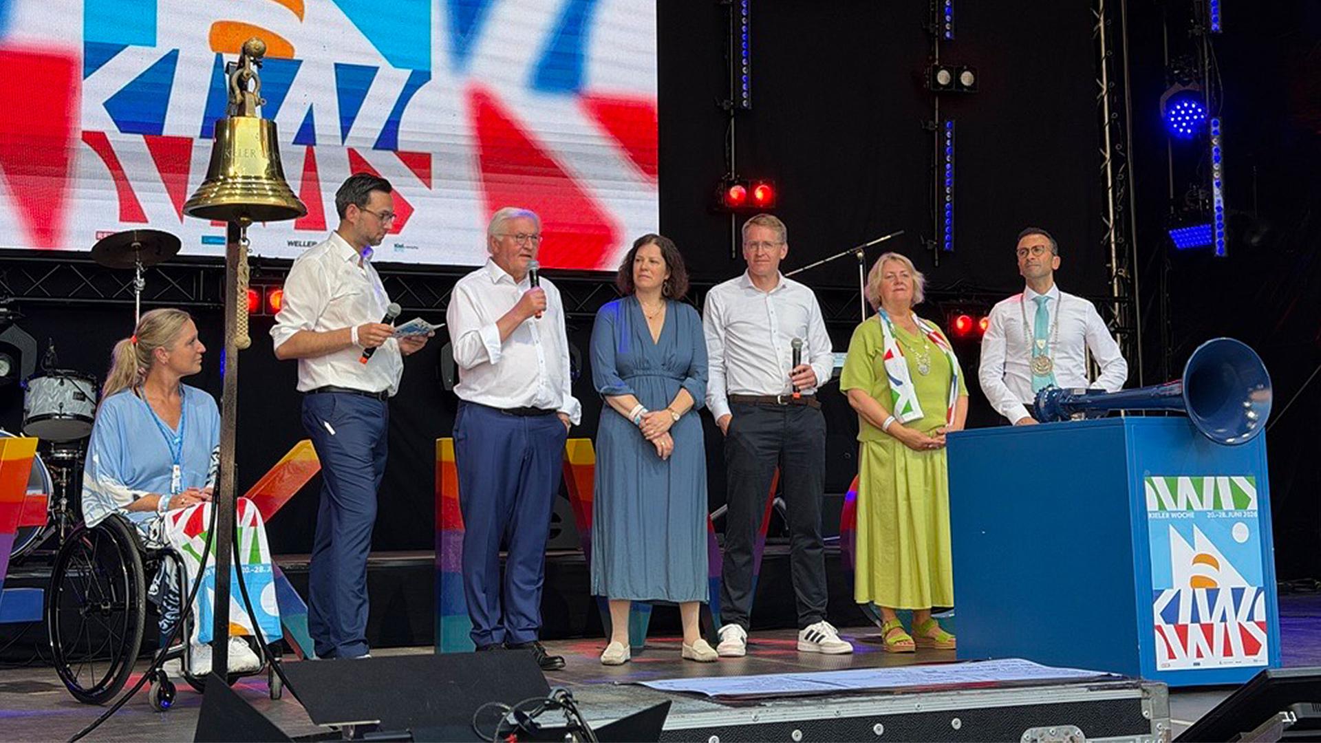 Mit Schiffsglocke und Typhon: Kieler Woche 2026 ist eröffnet