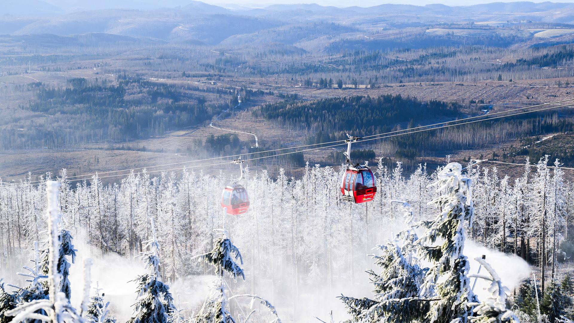 Wurmberg-Seilbahn: Schnee aus Schneekanonen auf dem Wurmberg in Braunlage. | dpa, Julian Stratenschulte