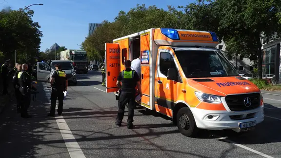 Rettungskräfte und Polizei am Unfallort in der Nähe des Bahnhofs Dammtor. | CityNewsTV Rettungskräfte und Polizei am Unfallort in der Nähe des Bahnhofs Dammtor.