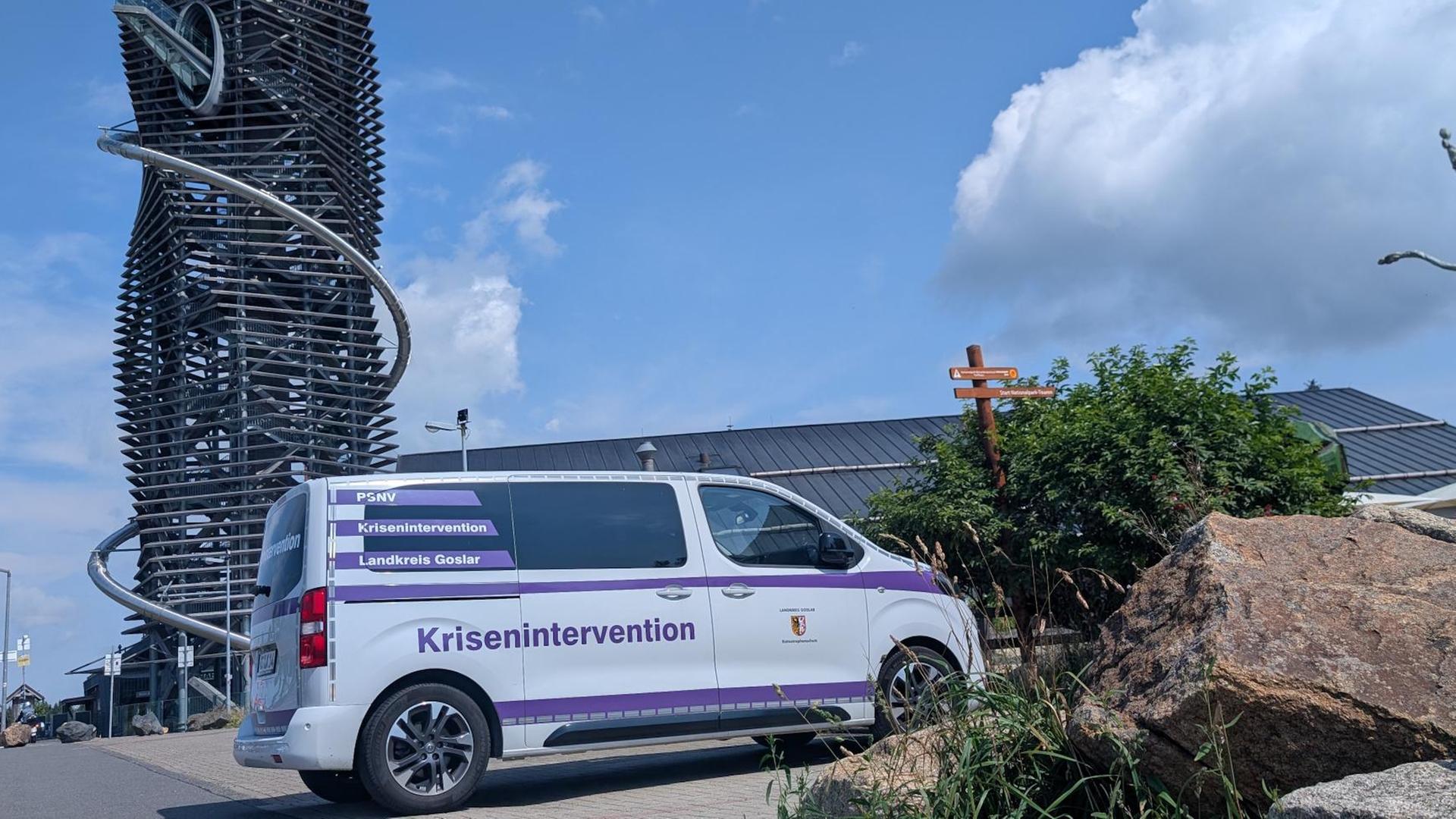 Ein Auto des Kriseninterventionsteams steht vor dem Harzturm in Torfhaus. | NDR, Alysha Kraft
