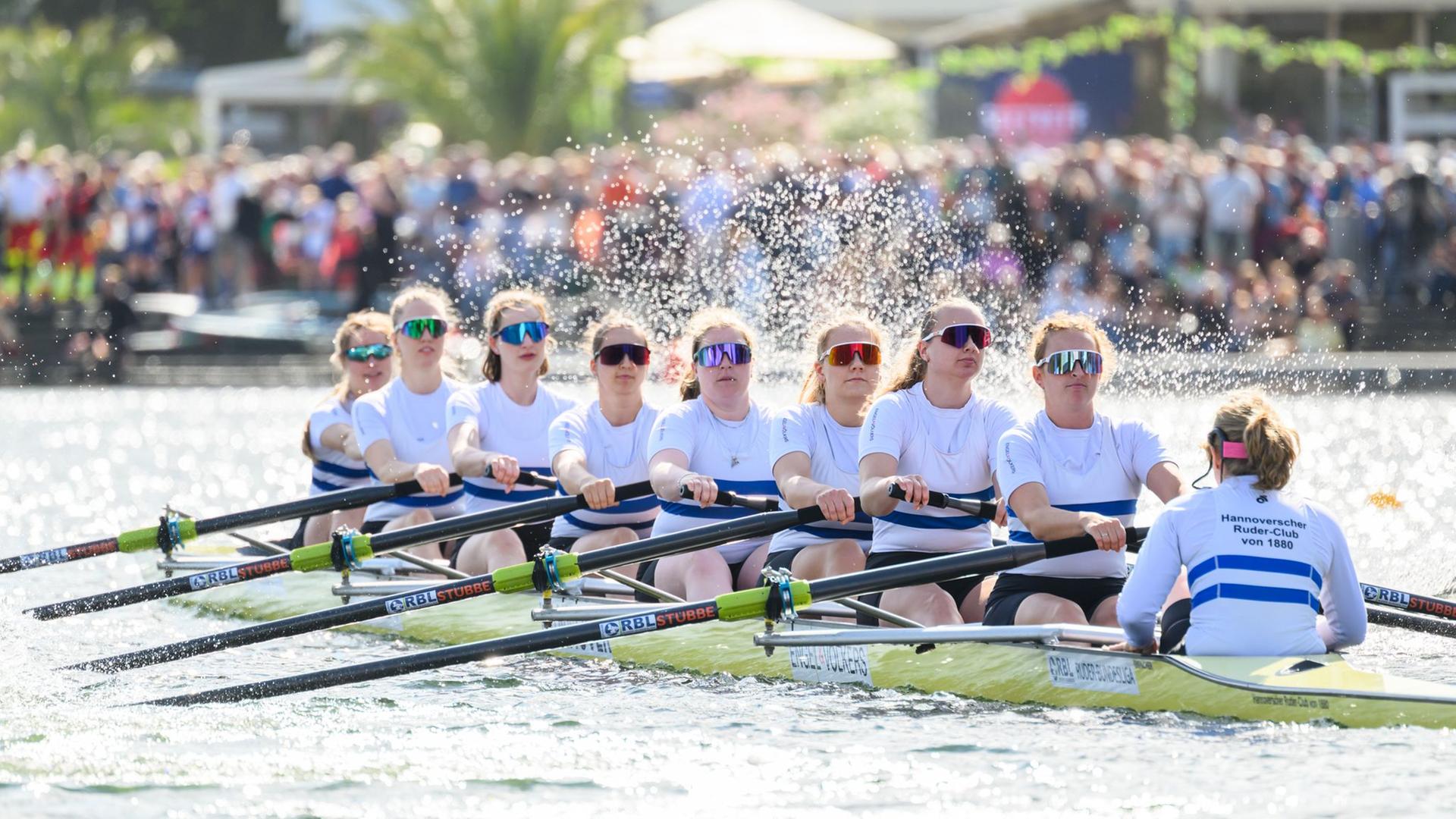 Ein Frauenachter ist bei der Eröffnung der Finals auf dem Maschsee unterwegs. | Robert Michael/dpa