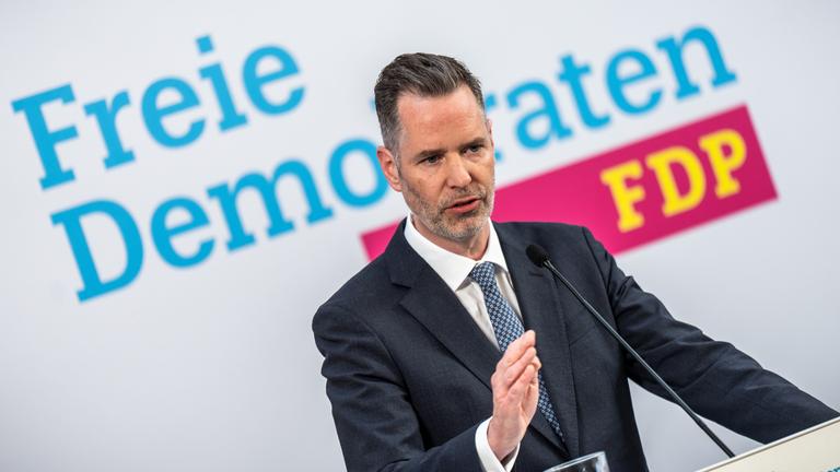 FDP-Politiker Christian Dürr steht an einem Pult und spricht in ein Mikrofon.