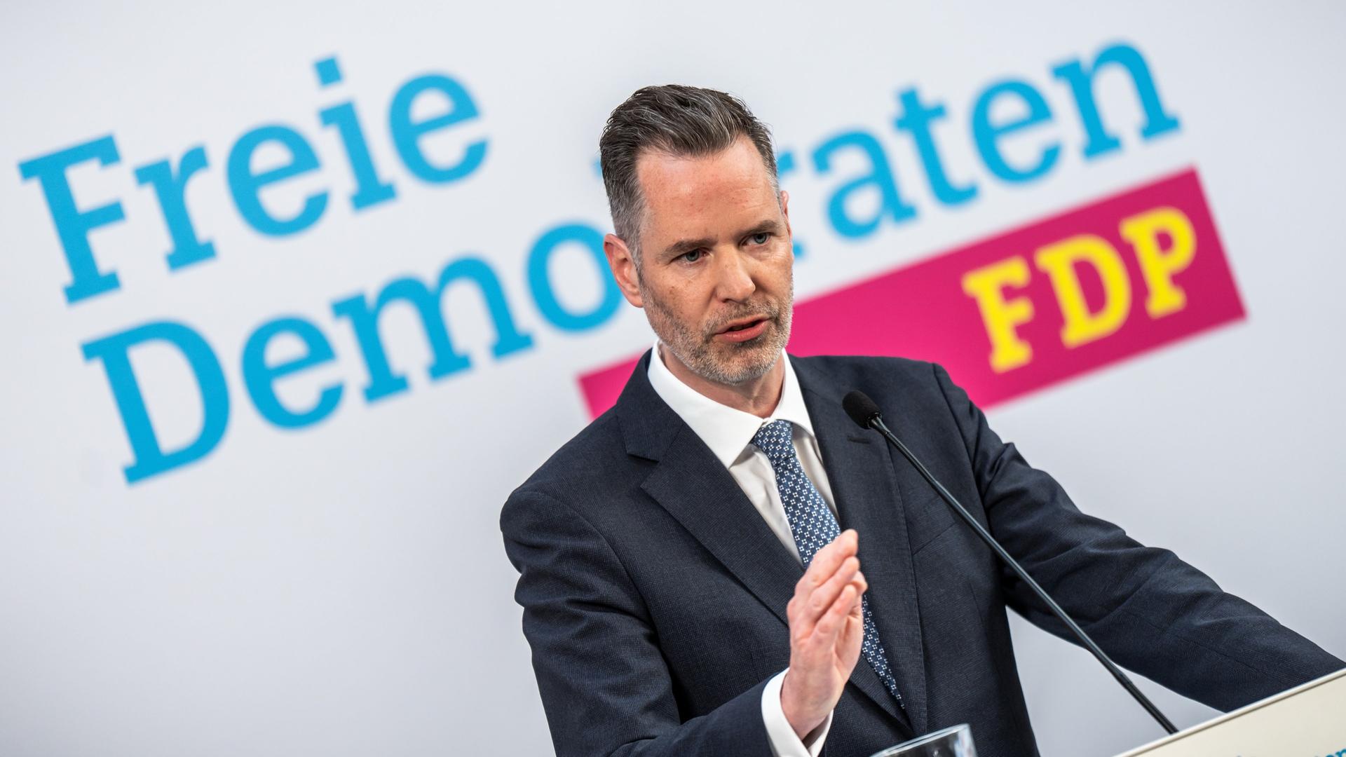 FDP-Politiker Christian Dürr steht an einem Pult und spricht in ein Mikrofon. | picture alliance/dpa , Michael Kappeler