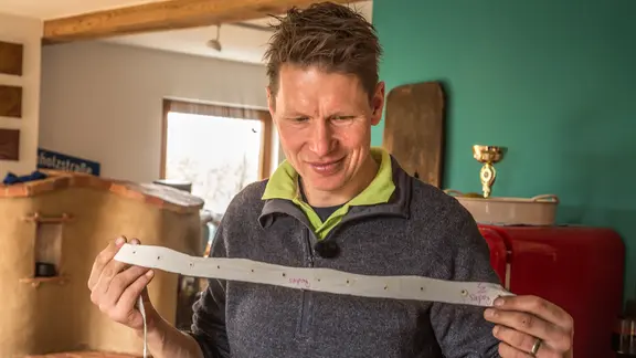 Peter Rasch hält ein fertiges Saatband.