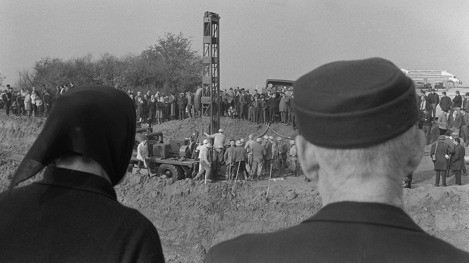 Rettungsarbeiten am Bohrturm nach dem Grubenunglück von Lengede (Aufnahme vom 25.10.1963) | picture-alliance / Sven Simon | SVEN SIMON