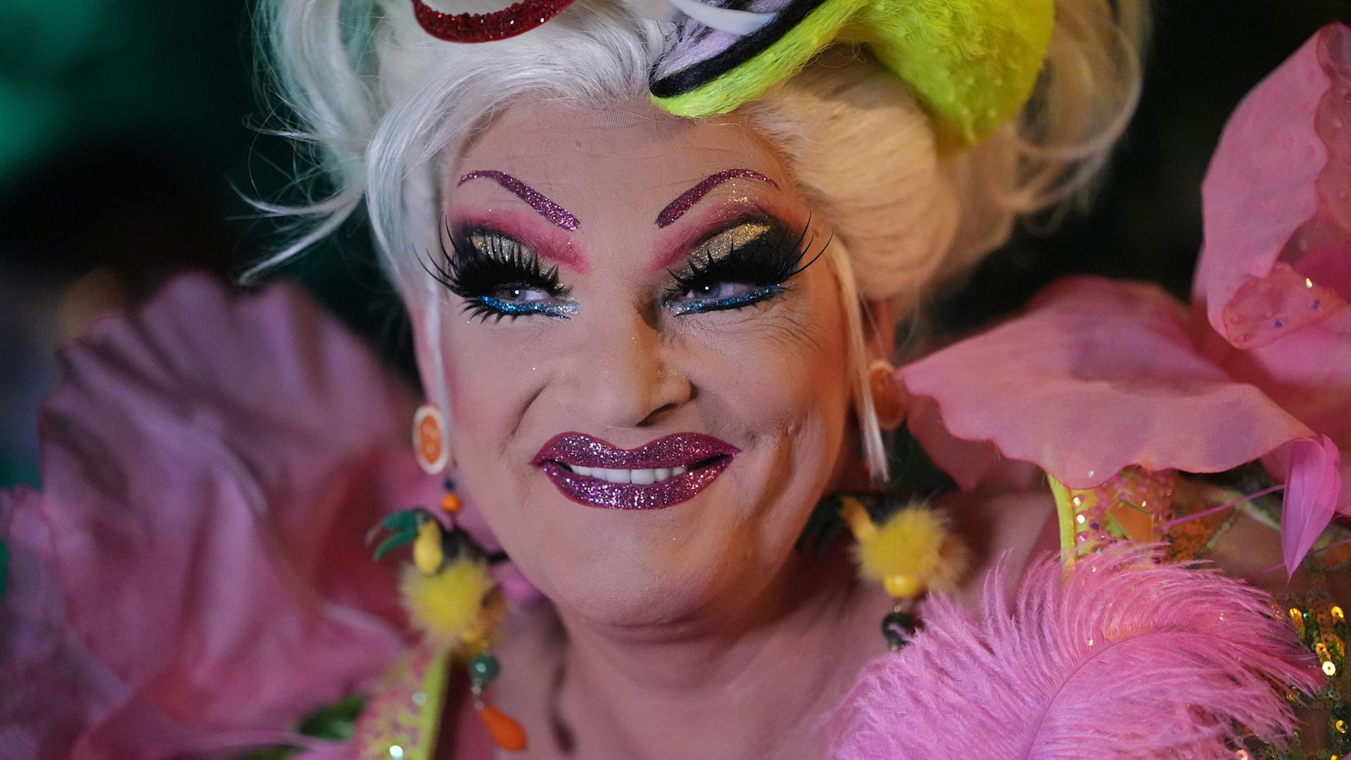 Dragqueen Olivia Jones sitzt in der Reality-TV-Bar 