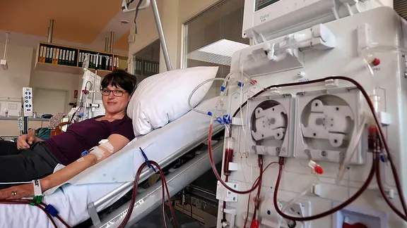 Dialyse: Junge Frau bei der Dialyse im Krankenhaus