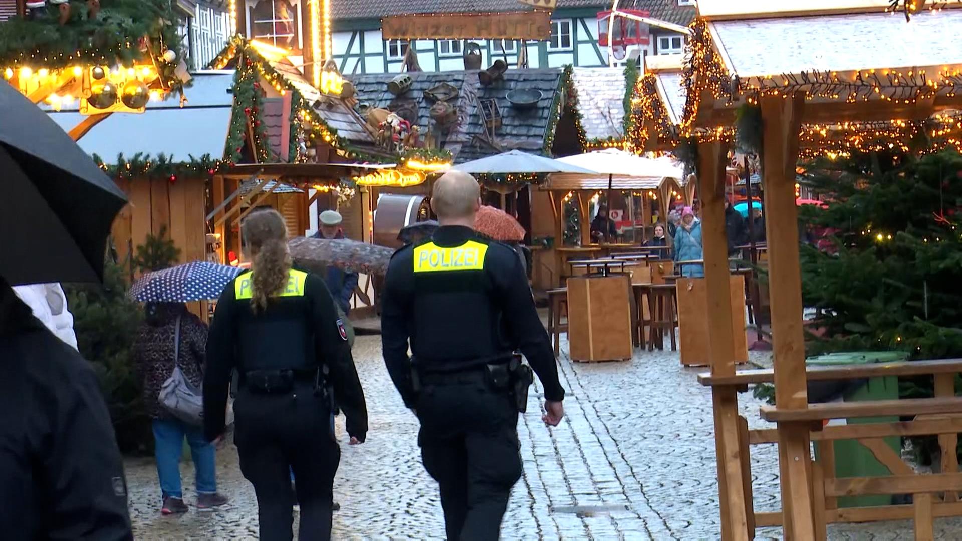 Polizisten gehen nach dem Anschlag in Magdeburg auf dem Weihnachtsmarkt in Celle Streife. | Hannover Reporter