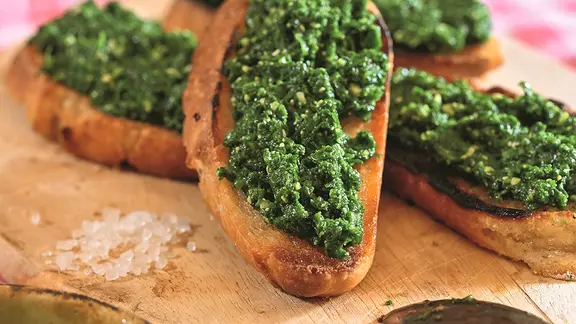 Knusprige Weißbrotscheiben mit Bärlauch-Pesto