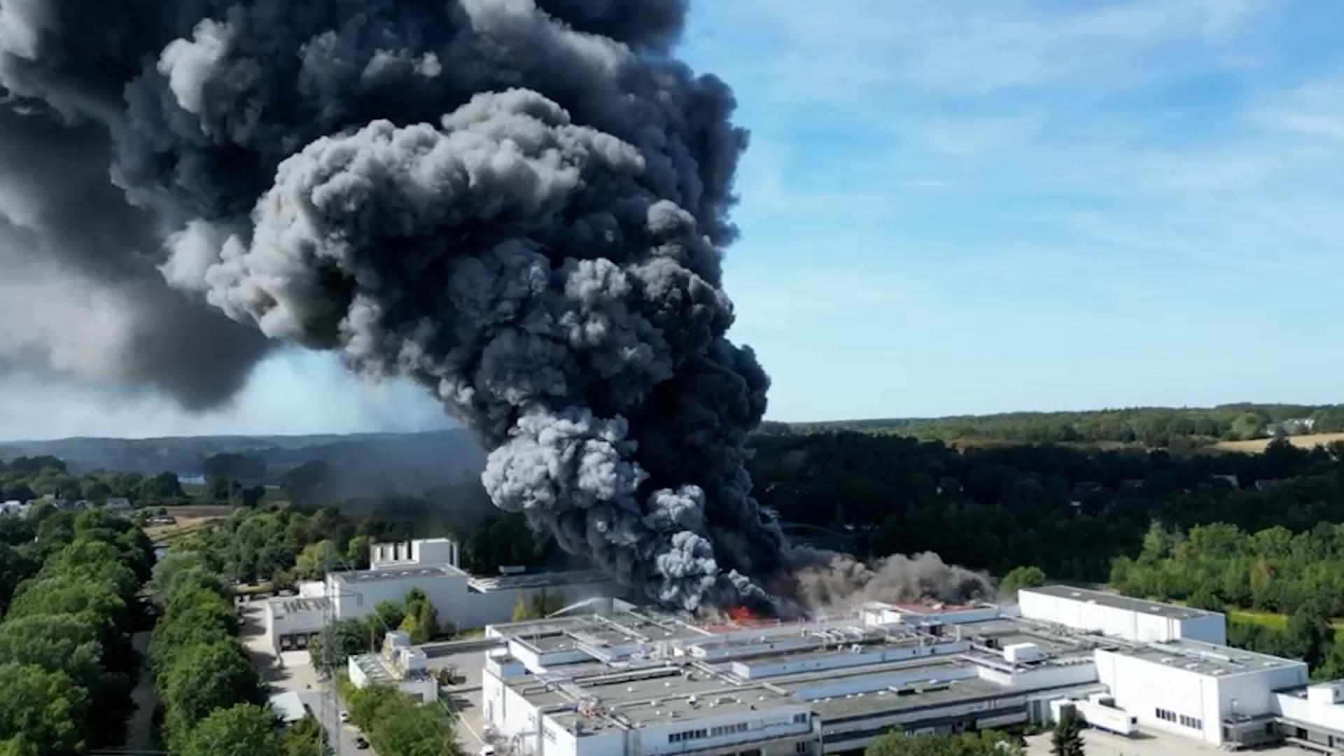 Große Rauchwolke über einer Fleischfabrik in Osnabrück. (Drohnenaufnahme) | TV7News