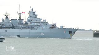 Ein Kriegsschiff im Wasser.