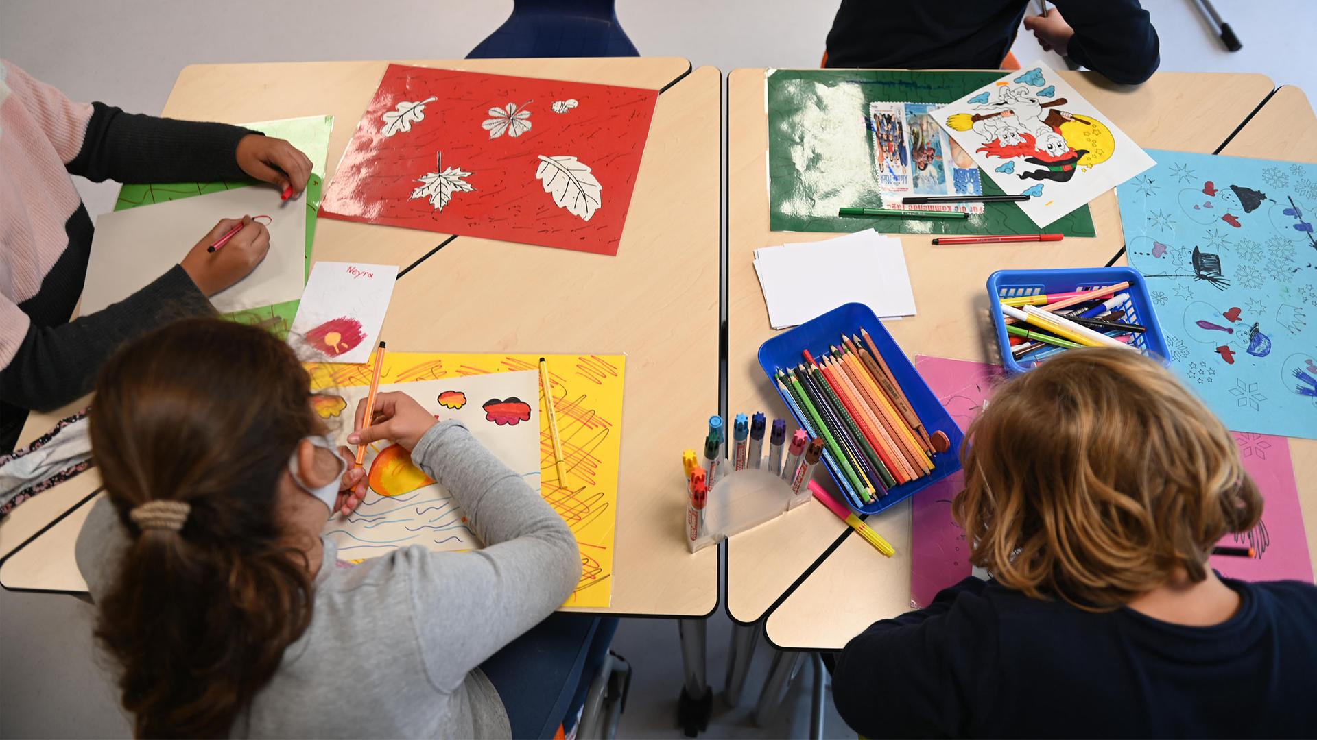 Kinder malen in einer Ganztagsschule. | picture alliance / SZ Photo | Stephan Rumpf