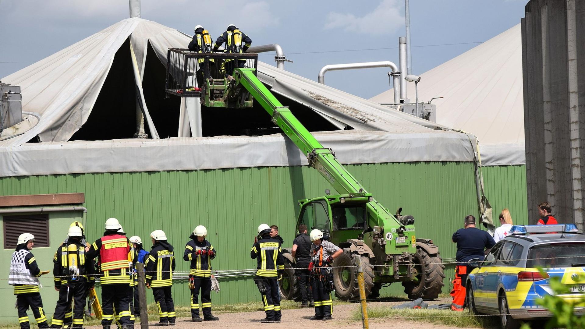 Hedeper: Feuerwehrleute sind an einer Biogasanlage im Einsatz. Ein Mann starb in einem Silo. | Jörg Koglin/dpa