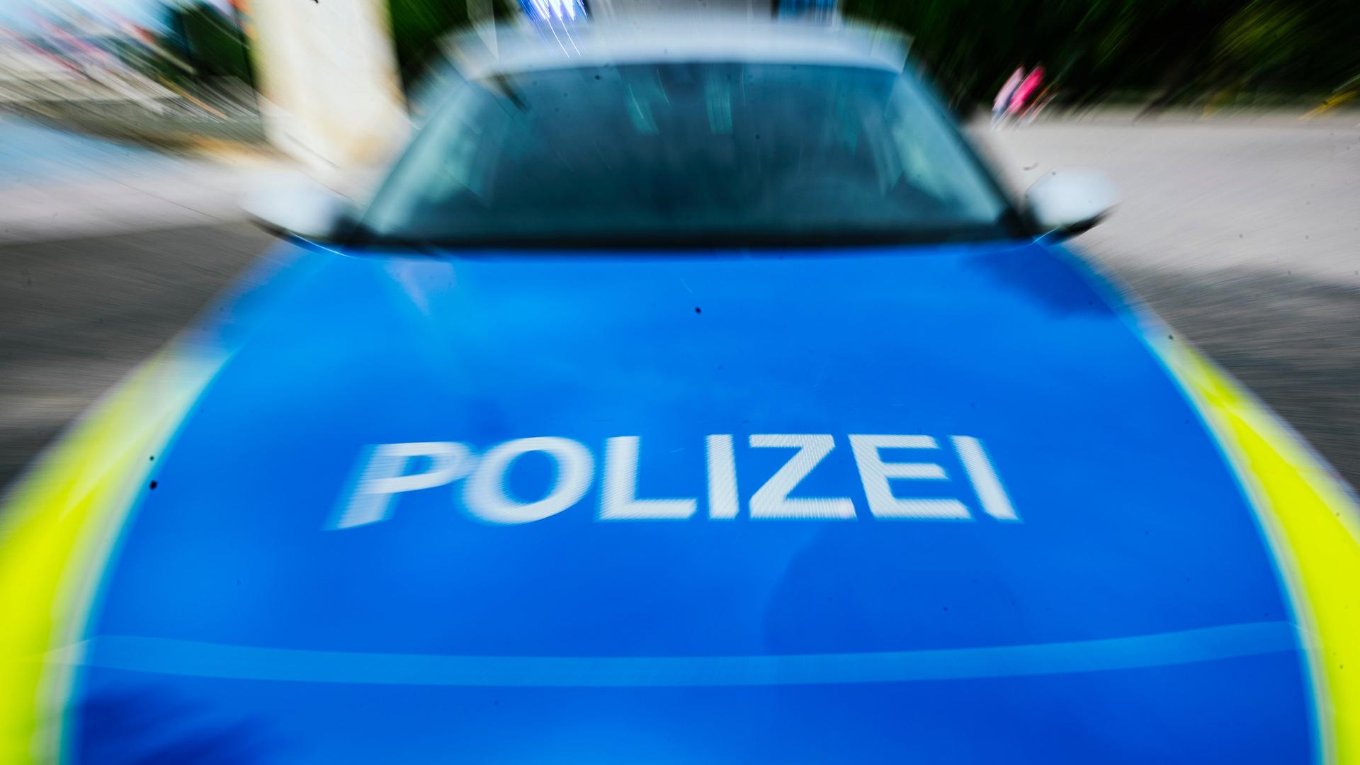 Ein Einsatzfahrzeug der Polizei frontal in Unschärfe. | NDR, Julius Matuschik