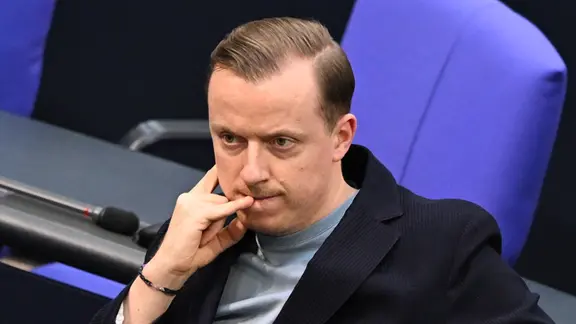 Adis Ahmetovic (SPD) sitzt in den Reihen seiner Fraktion im Plenum im Bundestag.