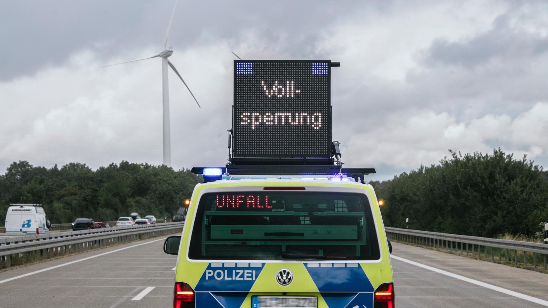 Schlagloch: A1 ist seit Stunden voll gesperrt