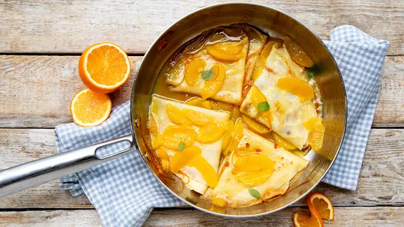 Crêpe Suzette in einer Pfanne
