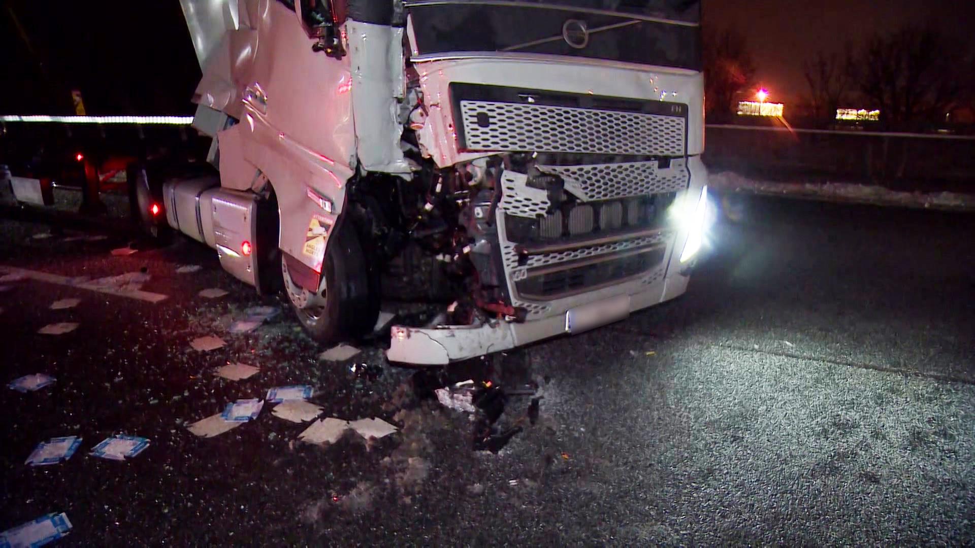 Ein Lkw ist nach einem Unfall auf der A2 bei Bad Nenndorf beschädigt. | Hannover Reporter