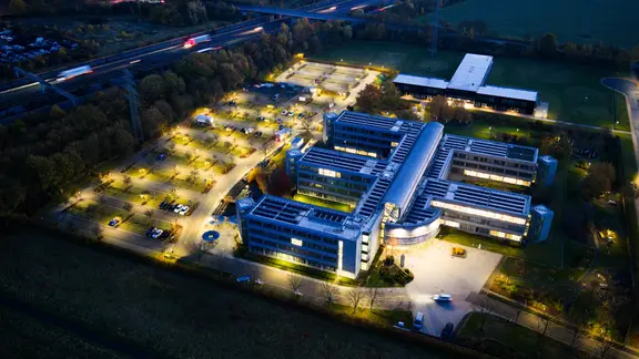 Peine: Der Sitz der Bundesgesellschaft für Endlagerung (BGE) im Morgengrauen (Luftaufnahme mit Drohne). | dpa, Julian Stratenschulte Peine: Der Sitz der Bundesgesellschaft für Endlagerung (BGE) im Morgengrauen (Luftaufnahme mit Drohne).