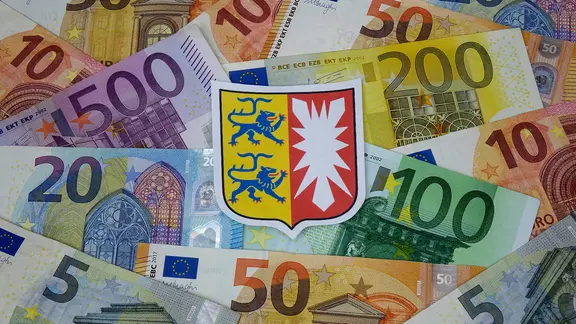 Auf verschiedenen Geldscheinen liegt das Landeswappen von Schleswig Holstein