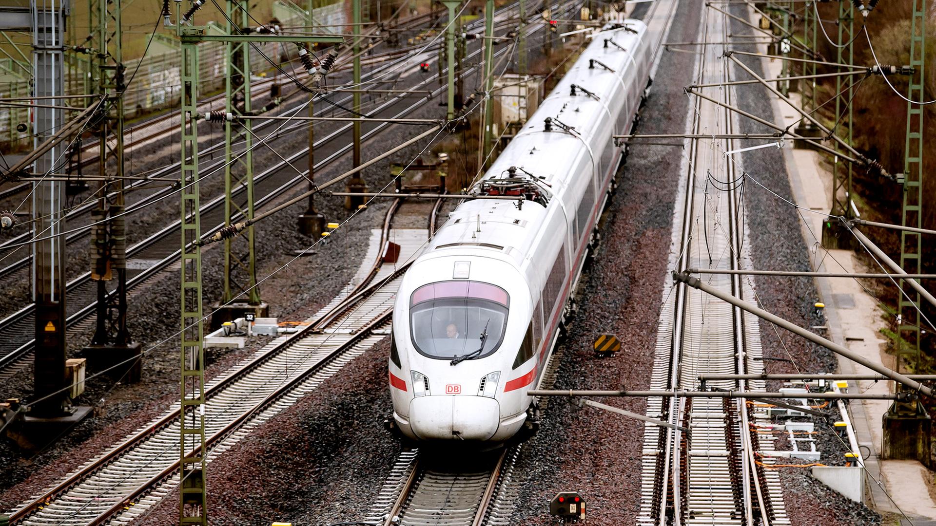 Bahnsperrung: Undurchsichtiges und überteuertes Prestigeprojekt