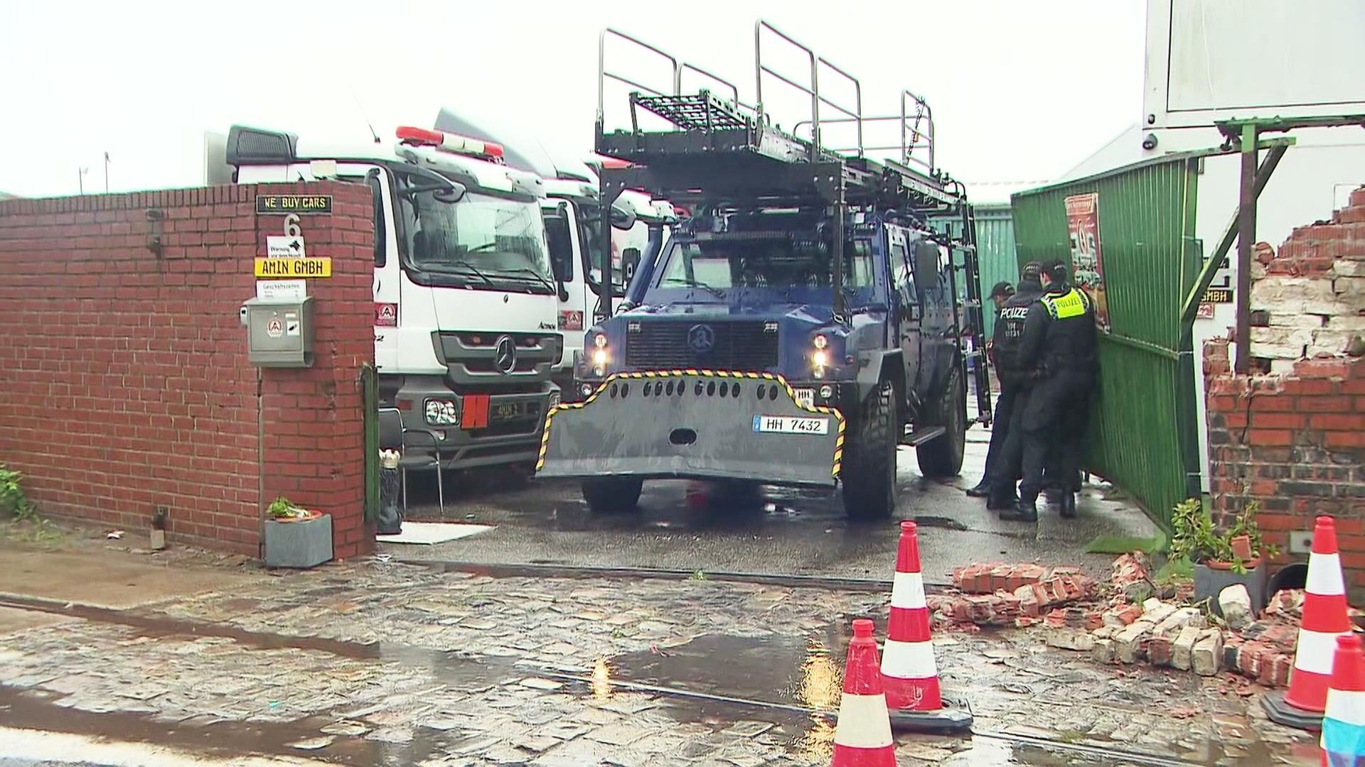 SEK-Einsatz in Billbrook: Panzerfahrzeug rammt Firmentor auf