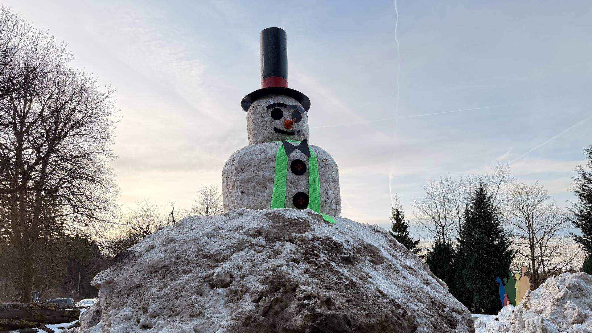 Ein riesiger Schneemann mit einem sehr hohen Zylinder, Gesicht, Fliege und langem grünem Schal | NDR, Lydia Callies
