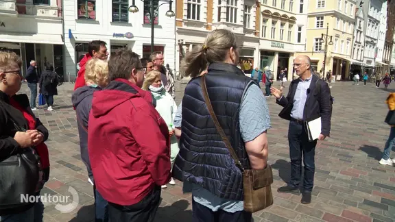 Volker Höffer gibt eine seiner Stadt-Führungen.