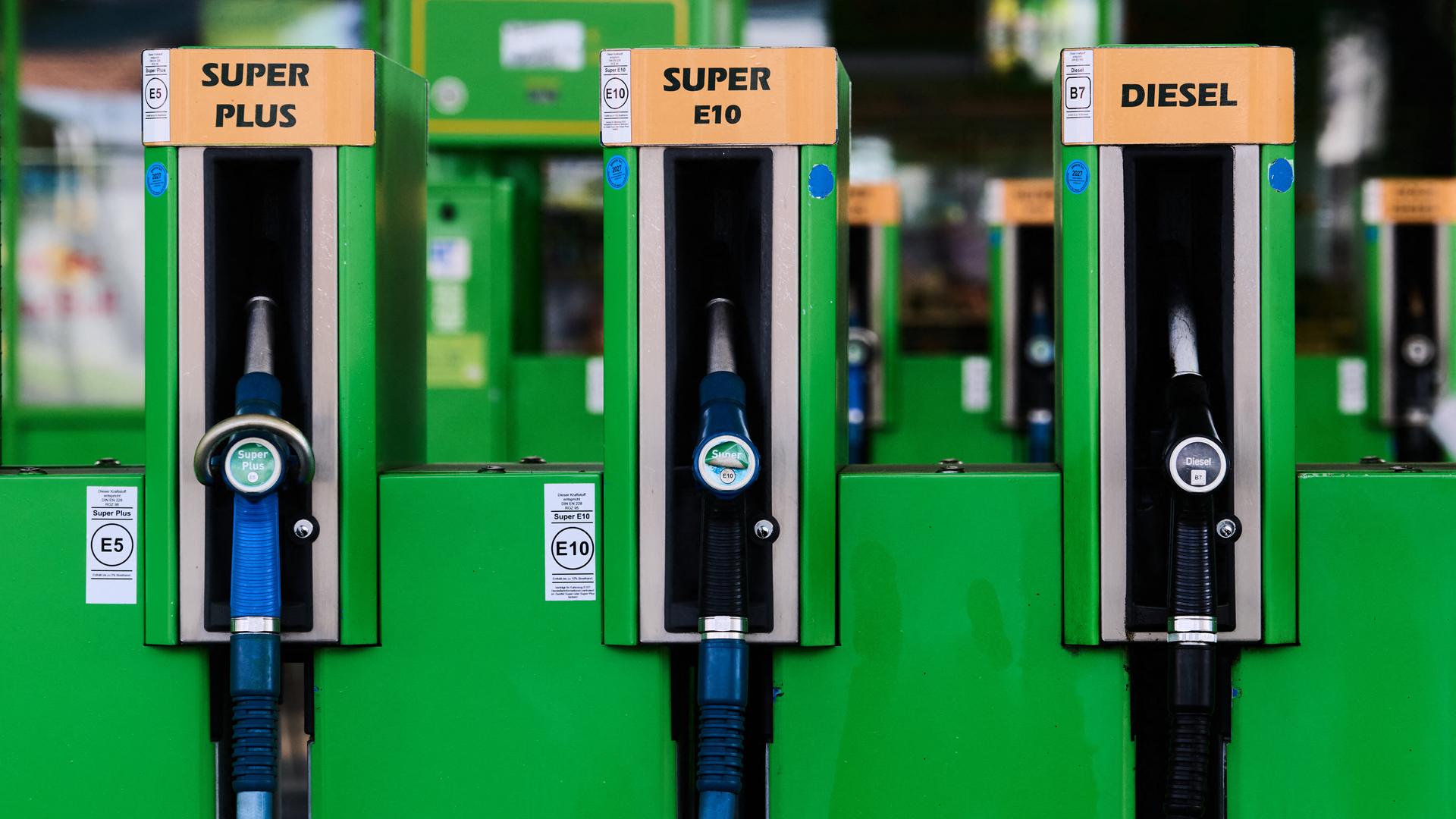 Blick auf Zapfsäulen für Benzin und Diesel an einer Tankstelle. | picture alliance / dpa | Robert Michael