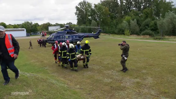 Bei einer Marine-Übung wird zur Schulung ein Verletzter ins Krankenhaus gebracht.