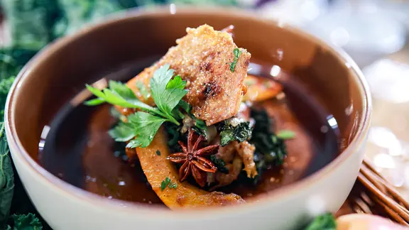 Gezupfte Entenkeule mit Grünkohl und Kürbis in einer Schale serviert. | NDR, Tarik Rose Gezupfte Entenkeule mit Grünkohl und Kürbis in einer Schale serviert.