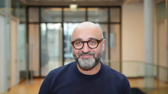 Dr. Emami steht im Flur des Landesfunkhauses in Hamburg.