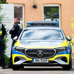 Ein Streifenwagen der Polizei steht in Hamburg-Hohenfelde auf dem Gelände vom Marienkrankenhaus. Dort hatte es in der Nacht einen tödlichen Brand gegeben.