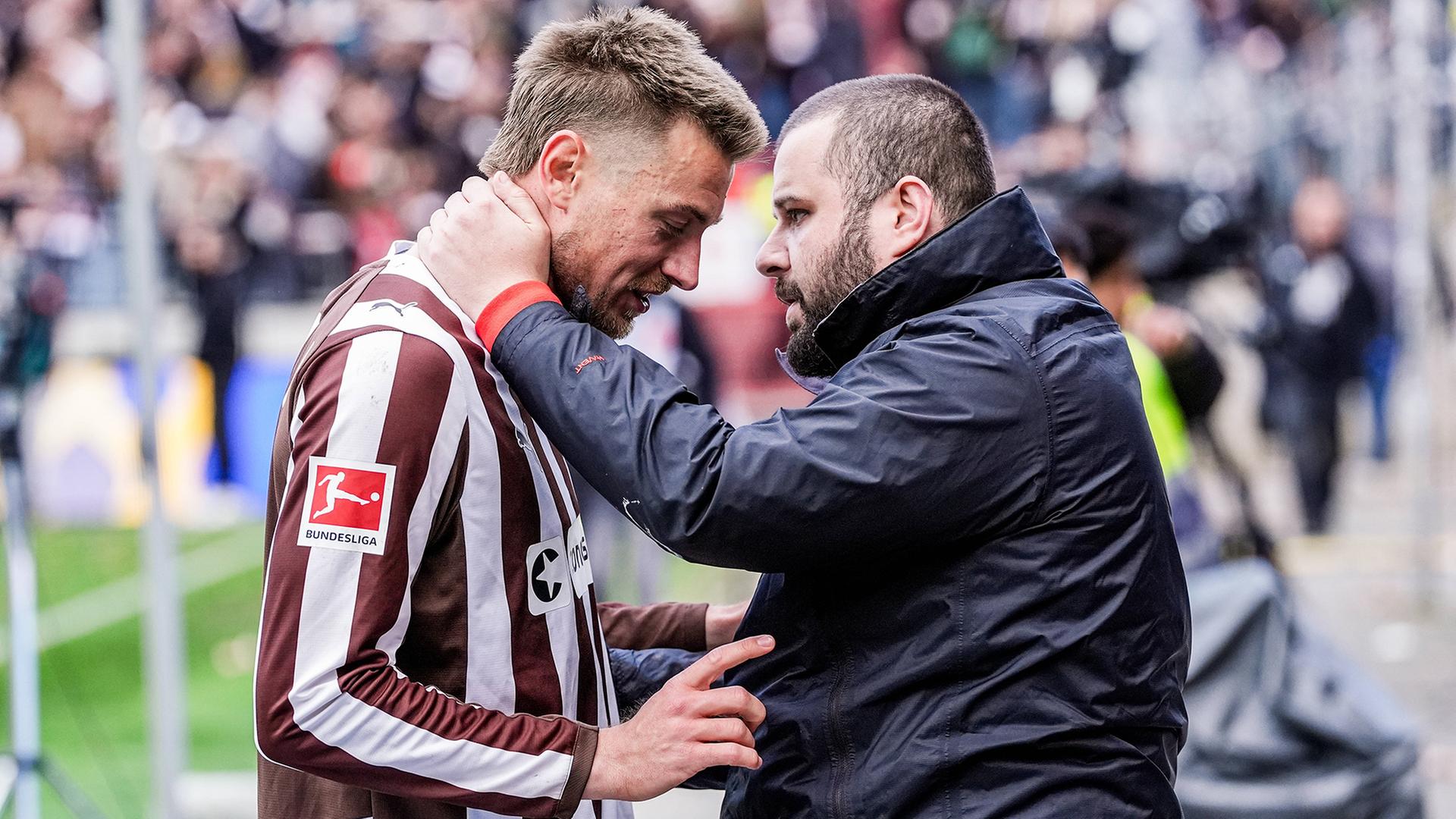 St. Pauli Hauke Wahl bekommt nach dem Abpfiff seelische Unterstützung | Imago Images/Stefan rocha