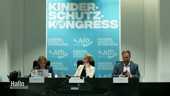 Blick auf das Präsidium vom Kinderschutzkongress der AfD.