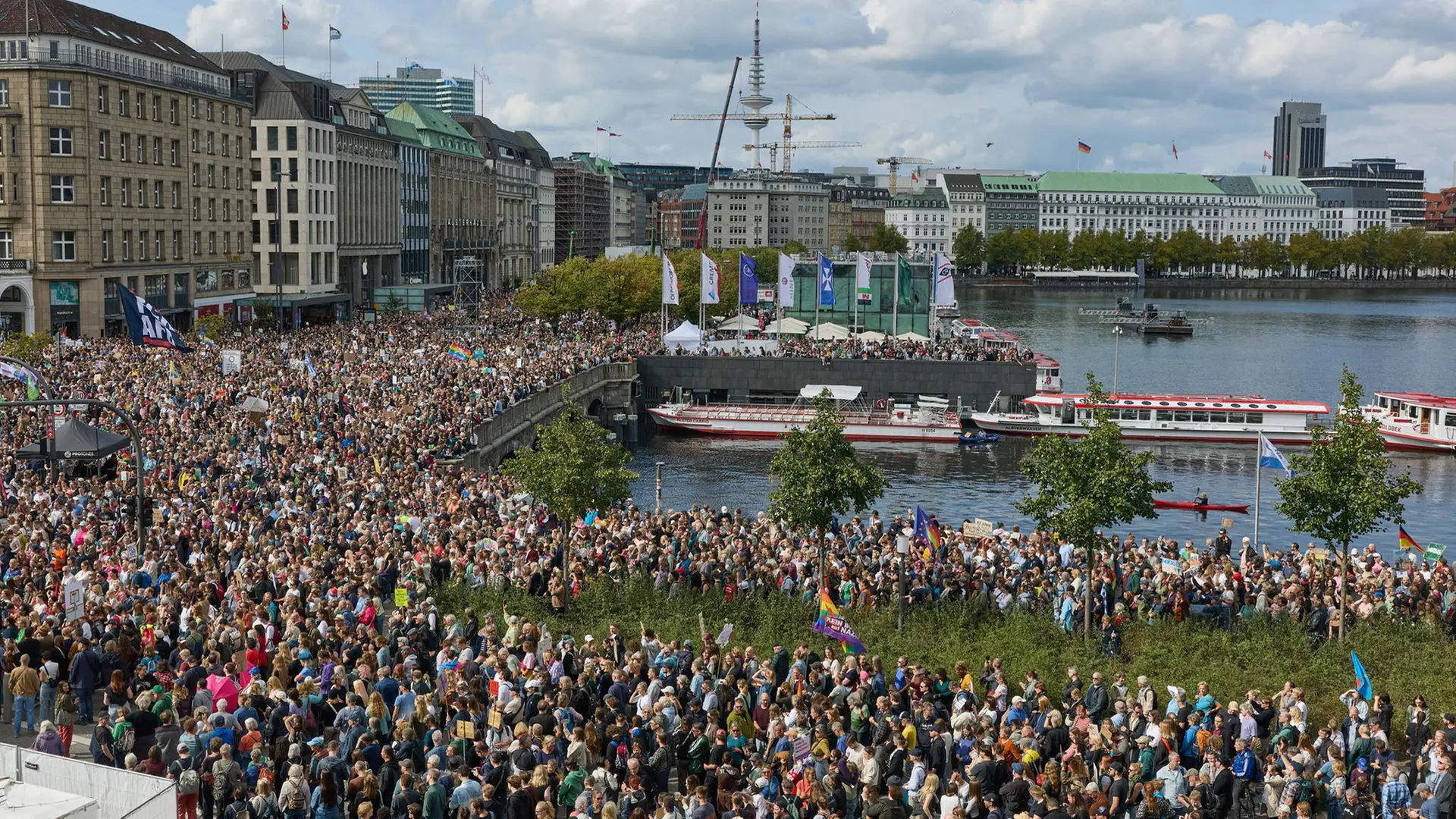 Tausende Menschen demonstrieren in Hamburg gegen Rechtsextremismus