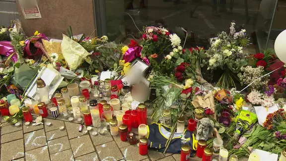 Kerzen und Blumen gedenken an das Opfer der tödlichen Polizeischüsse in Oldenburg.