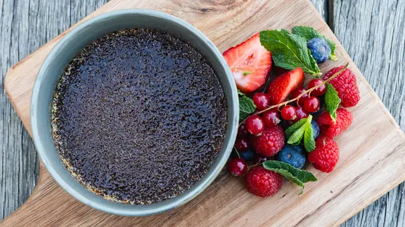 Schokoladen-Crème-brûlée in einer Schale. | NDR, Tarik Rose Schokoladen-Crème-brûlée in einer Schale.