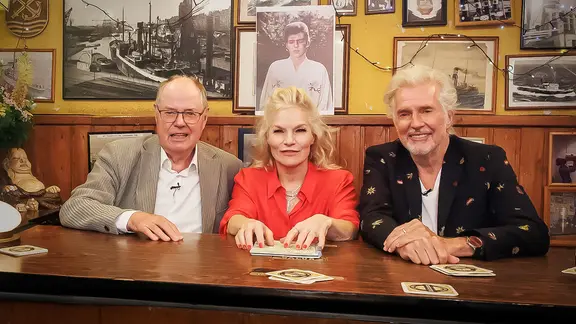 Ina Müller sitzt mit Peer Steinbrück und Frank Schätzing im Schellfischposten.