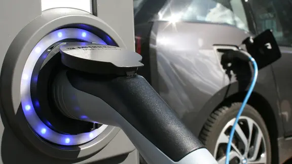 Elektroauto an der Ladestation.