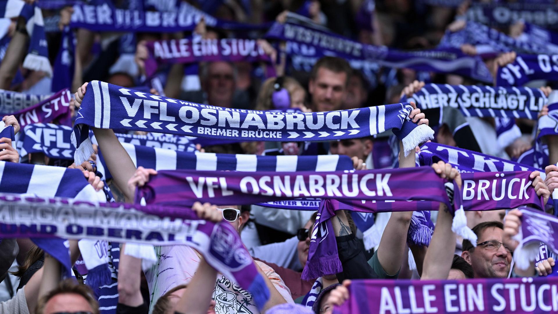 Fans schwenken VfL-Schals im Osnabrücker Stadion. | picture alliance / osnapix / Michael Titgemeyer