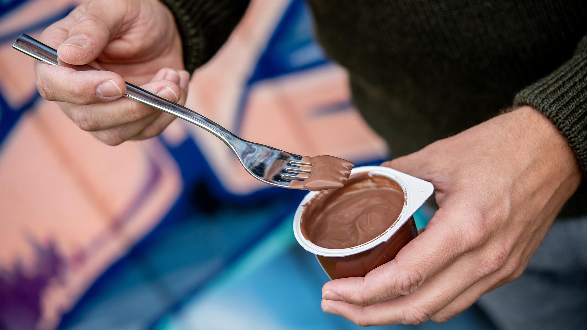 Pudding mit Gabel essen: Das steckt hinter dem Trend