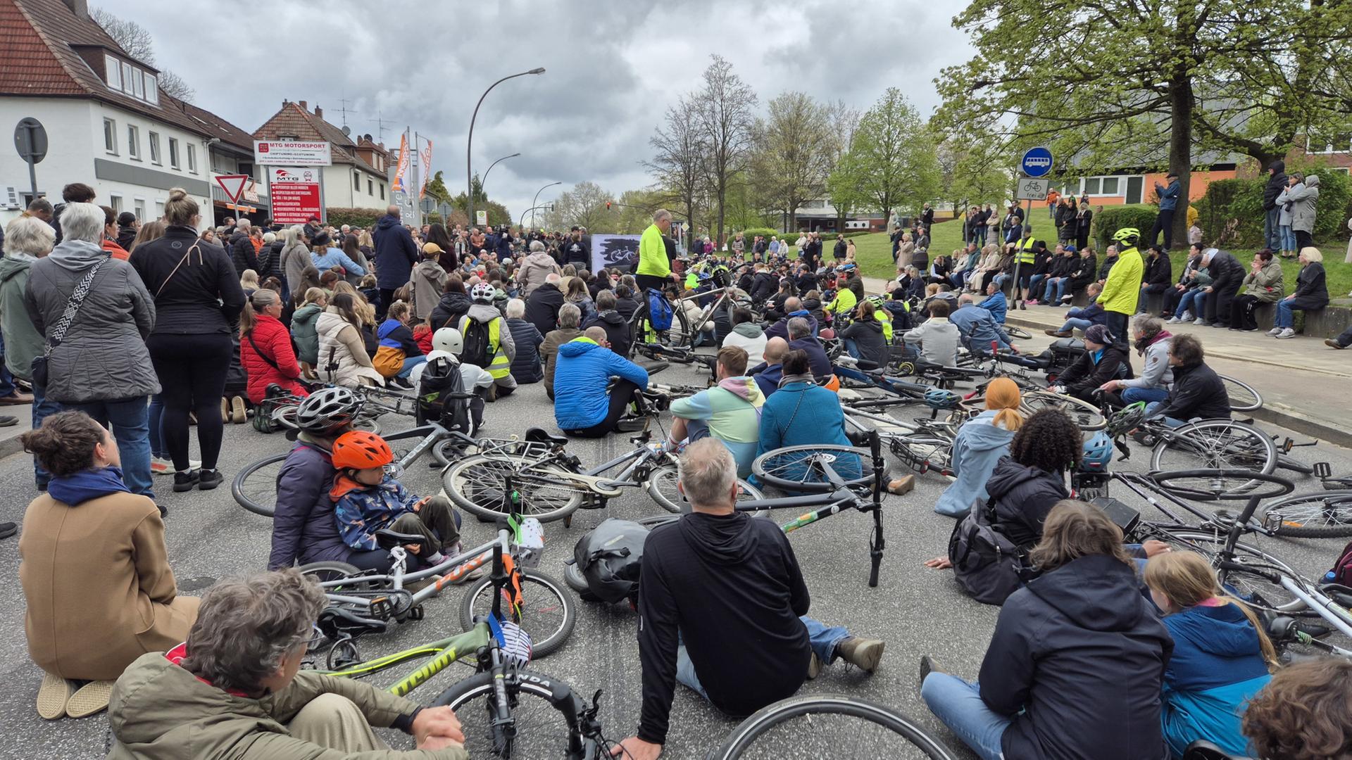 Tödlicher Lkw-Unfall mit Elfjährigem: Hunderte bei Mahnwache in Wilstorf
