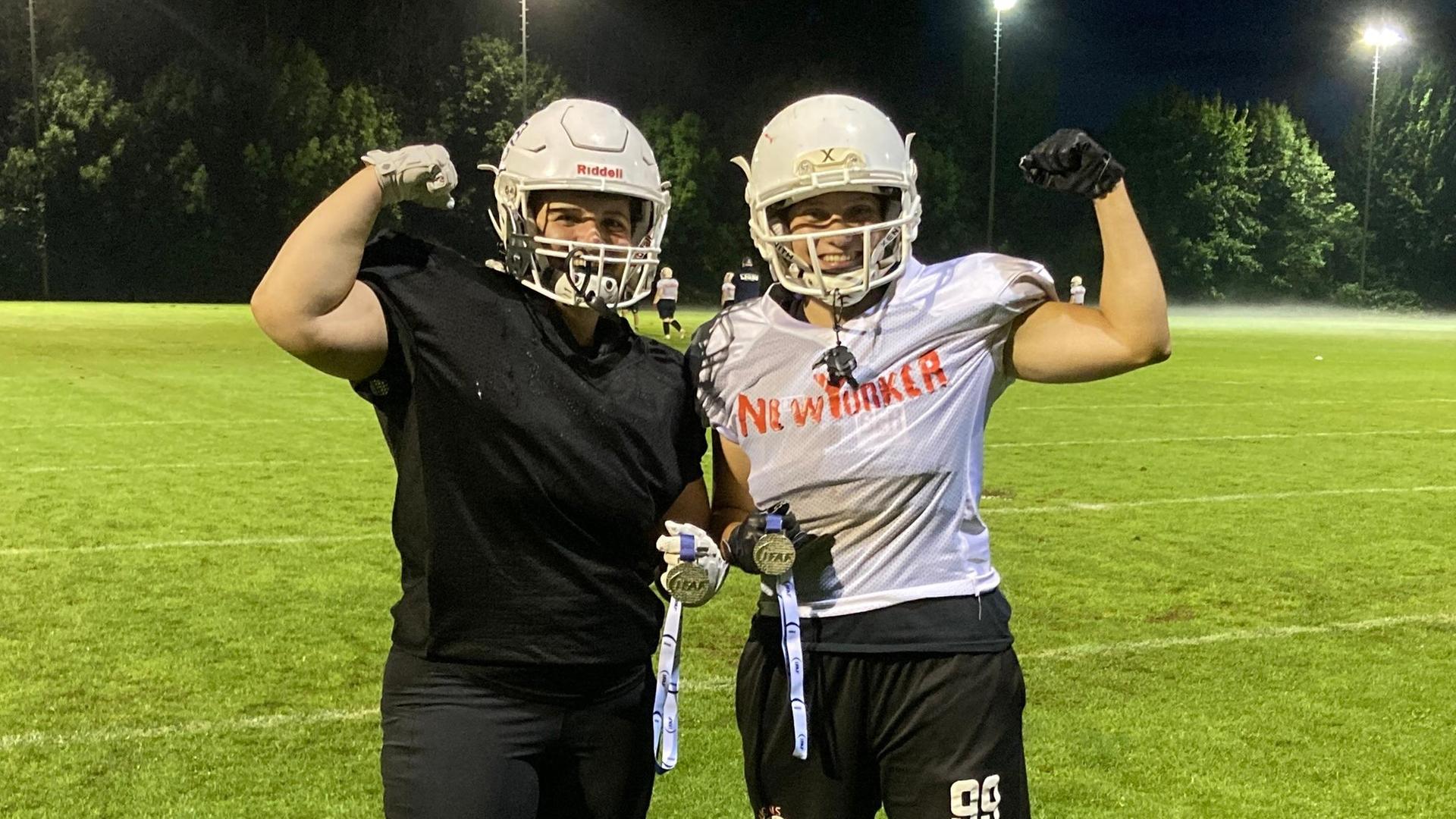 Alina Voigt und Alicia Sorge zeigen ihre EM-Silbermedaille vom American Football. | NDR, Klara Jakubzik